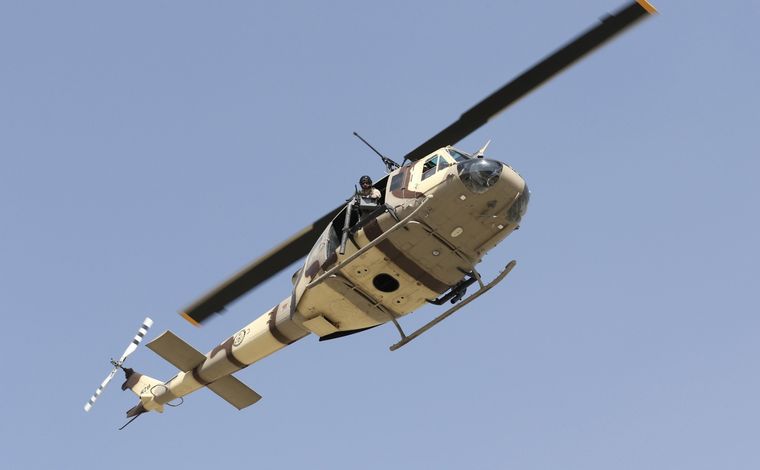 Un helicóptero militar estadounidense UH-1N sobrevuela el aeropuerto internacional de Kabul (Afganistán).