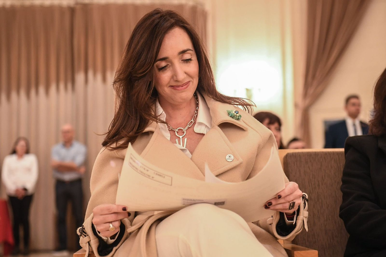 Victoria Villarruel mira con orgullo el título alcanzado en la UTN.