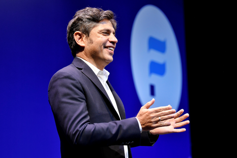 la interna del pj se traslada a barcelona: kicillof se prueba el traje de presidente y cfk manda sus custodios la interna del pj se traslada a barcelona: kicillof se prueba el traje de presidente y cfk manda sus custodios