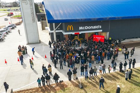 la cadena mcdonalds desembarca en junin con su local numero 234 en argentina