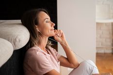 ¿Estresado? estas son las canciones que la ciencia recomienda para la tranquilidad Los expertos revelan que la música es una herramienta para desconectar. Foto: Freepik