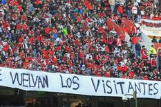 Vuelve el público visitante al fútbol argentino tras más de una década. Vuelve el público visitante al fútbol argentino tras más de una década.
