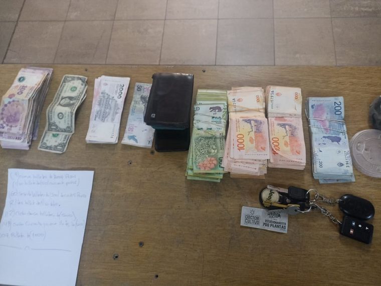 El dinero que guardaban los detenidos. Foto: Ministerio de Seguridad
