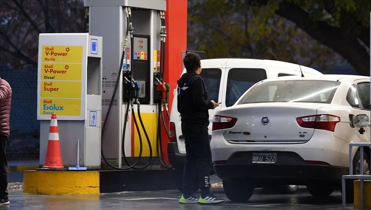 El domingo vuelve a subir la nafta. Foto: Santiago Tagua/MDZ