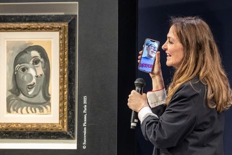 Ari Hodara, que aparece en la pantalla del teléfono, fue elegido al azar entre más de 120.000 compradores de entradas de todo el mundo, que pagaron unos US$118 cada uno para entrar. Ari Hodara, que aparece en la pantalla del teléfono, fue elegido al azar entre más de 120.000 compradores de entradas de todo el mundo, que pagaron unos US$118 cada uno para entrar.