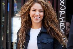 Shakira desafió al clima en una nueva salida al mar con su tabla de surf.