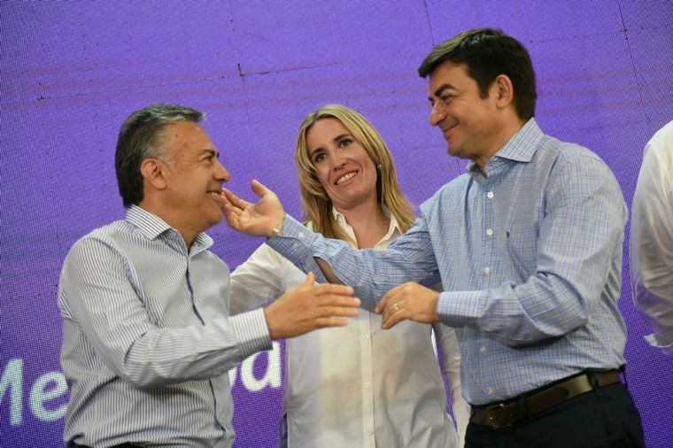 Alfredo Cornejo, previo a un abrazo y saludo con De Marchi, cuando las cosas andaban