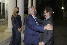 Alberto y Lacalle Pou con un tibio abrazo. Detrás, Fabiola Yáñez. Foto: Agencia Télam