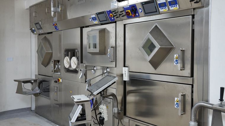 El radiofármaco que produce el ciclotrón tiene una vida útil de aproximadamente cuatro horas. El radiofármaco que produce el ciclotrón tiene una vida útil de aproximadamente cuatro horas.