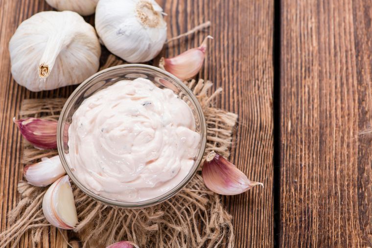 La receta de salsa alioli es considerada una de las más antiguas de Europa, donde se emulsionaba ajo con aceite. La receta de salsa alioli es considerada una de las más antiguas de Europa, donde se emulsionaba ajo con aceite.