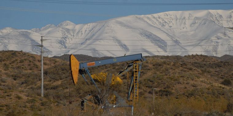 Extracción de petróleo en Tupunato.