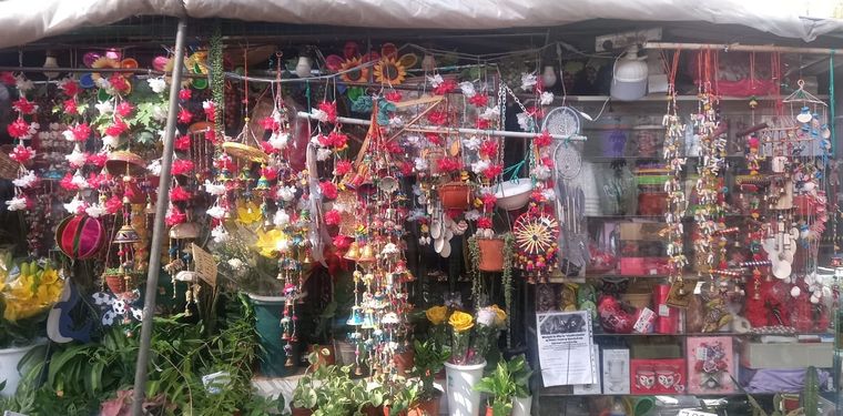 Ni artesanía innovadora ni artesanía folk: baratelas made in China. El Kilómetro 0 merece mejor atención. Ni artesanía innovadora ni artesanía folk: baratelas made in China. El Kilómetro 0 merece mejor atención.