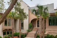 La iluminación exterior y las plantas pueden contribuir a mejorar la seguridad de una vivienda. Foto: Katie Charlotte