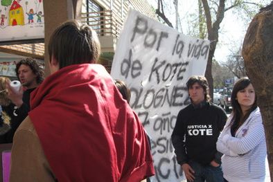 MDZol | Amigos de el Kote Bolognezi, en la puerta del tribunal. Foto: Carlos Fernández/MDZ