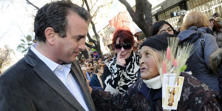 Pérez asisitó a la Misa de Patrono Santiago, saludó a la gente y se sacó fotos. Foto: Nacho Gaffuri / MDZ