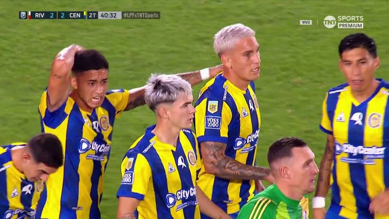 Copetti se enojó con Santi López tras el 2-2 ante River. Foto: TNT Sports