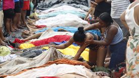 Vecinos observan cuerpos sin vida en una calle después de un operativo policial este miércoles, en Río de Janeiro. Vecinos observan cuerpos sin vida en una calle después de un operativo policial este miércoles, en Río de Janeiro.