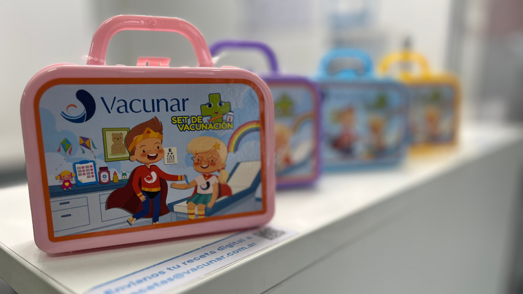 Vacunar presentó la Valijita Vacunadora de los Guardianes de la Salud.