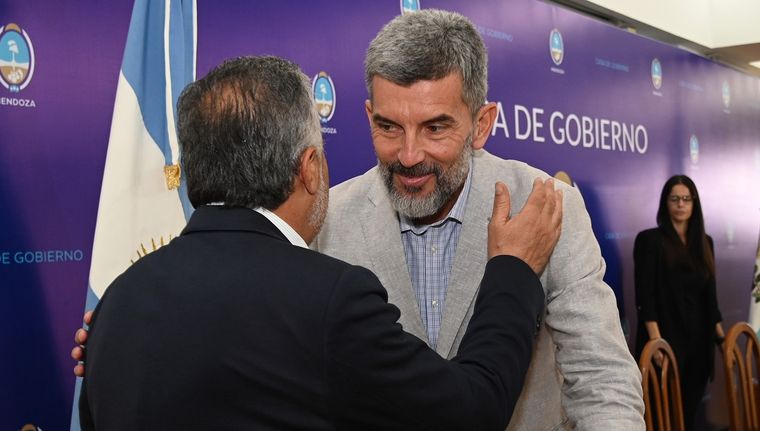 Ulpiano Suarez junto al gobernador Alfredo Cornejo. Foto: Gobierno