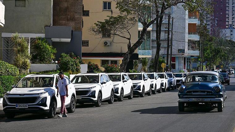 El negocio del alquiler de vehículos para turistas está concentrado en empresas estatales como Cubacar o Havanautos, también vinculadas al conglomerado militar Gaesa.