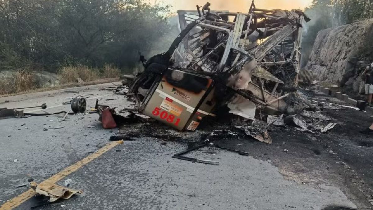 Tragedia en Brasil: al menos ocho muertos tras el choque entre un camión y un micro