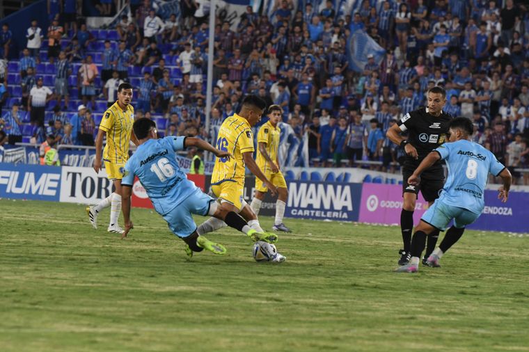 Godoy Cruz debutó con un empate en el Gambarte frente a Ciudad Bolívar. Godoy Cruz debutó con un empate en el Gambarte frente a Ciudad Bolívar.