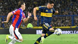 Merentiel se lleva el balón ante la marca de Tripichio. Boca y San Lorenzo juegan un partido caliente en la Bombonera.