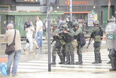 Una muestra de la tensión entre las fuerzas federales y los manifestantes. Foto: Juan Mateo Aberastain / MDZ