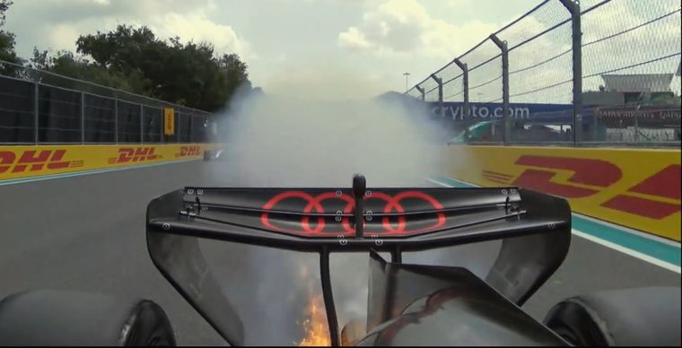 El auto de Hulkenberg sufrió un incendio antes del inicio de la Sprint.