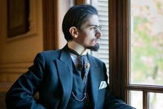 de galera y con baston: quien es el dandy millennial que seduce a los jovenes