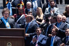 Javier Milei, de cara a sus votantes y de espaldas a la casta que necesitará para gobernar prometió ajuste y shock para volver a aquellos días de gloria de la Argentina potencia. Foto: DPA