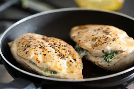 Pechuga de pollo rellena con espinacas y queso: alta en proteína y sabor Foto: Shutterstock