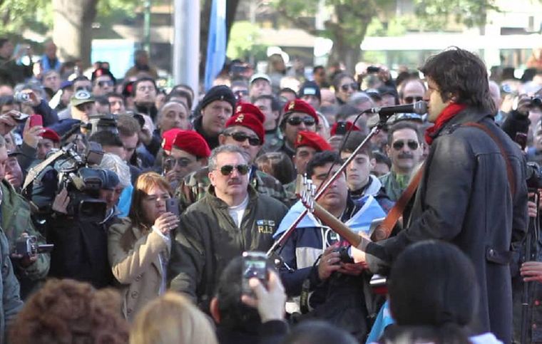 Andrés Ciro Martínez compuso Héroes de Malvinas, el tema perteneciente al álbum 27 (lanzado en 2010) para conmemorar a los veteranos y caídos en la guerra.&nbsp;