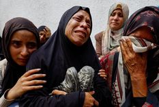 La madre de un adolescente palestino asesinado por fuego israelí llora durante su funeral en un hospital de la ciudad de Gaza en agosto.