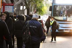 El precio del boleto y la seguridad e iluminación de las paradas de colectivos son los críticas más importantes de los pasajeros. Foto: Santiago Tagua/MDZ