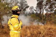 es bombero en cordoba, ama la profesion y advierte que todavia es alto el riesgo de incendios