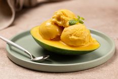 Sorprende a todos con esta receta de helado de mango casero saludable.