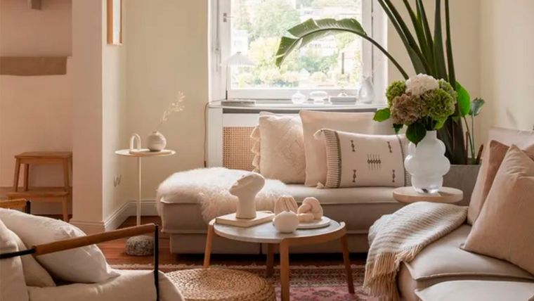 Hoy los colores neutros cálidos están superando a los grises fríos como los colores más buscados para espacios relajados y habitables. Foto: Living room in Lick White 05 - Foto: @homeinheidelberg