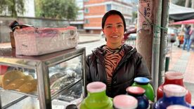 Paola vende empanadas y café en un puesto en callejero en Bogotá.