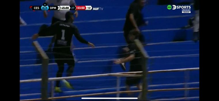 Locura en el fútbol uruguayo: echaron a un arquero ¡y se metió a la popular a pelear a un hincha rival!