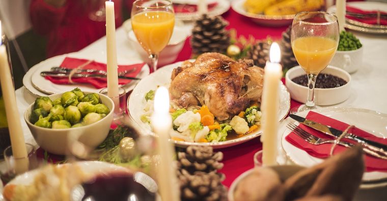 Se acercan las fiestas y vuela la creatividad de la comunidad para los festejos, ricos platos y decoraciones abundan en las mesas familiares. Foto: EFE