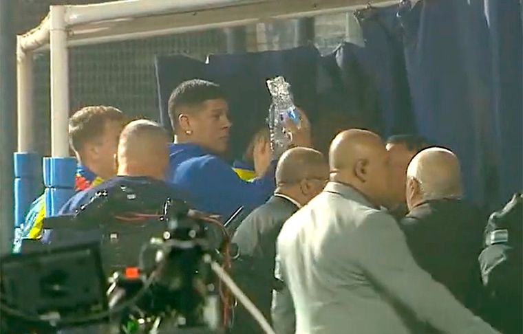 Marcos Rojo arrojó botellas de agua a la popular de Gimnasia para ayudar a los hinchas.