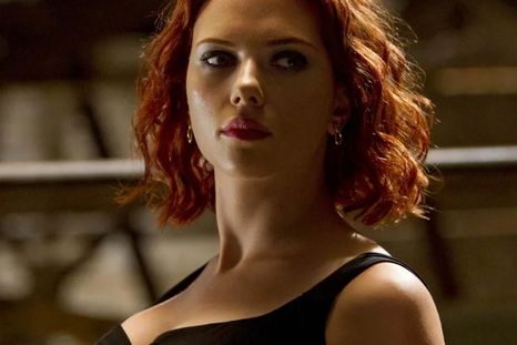 Scarlett Johansson nos ha enamorado en más de una ocasión con sus looks osados y, a la vez, elegantes. Foto: Black Widow
