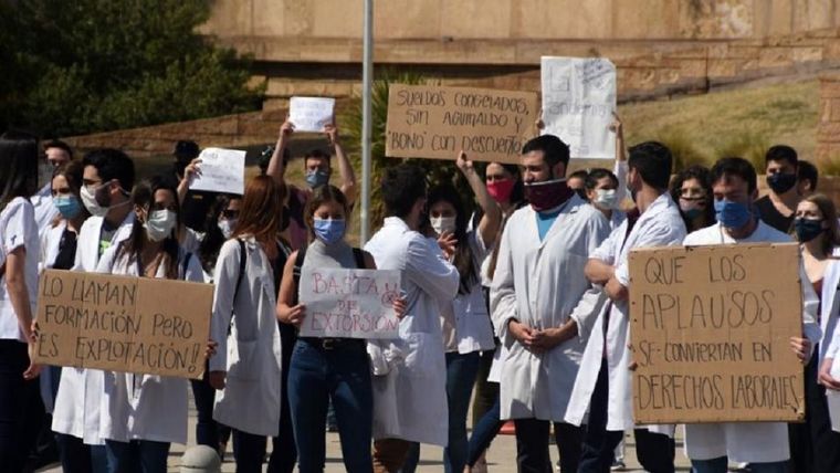 Muchos profesionales de la salud deciden marcharse Foto: Ampros