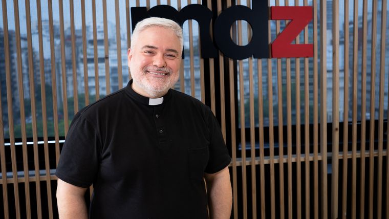 El padre Pablo Savoia encontró en las redes sociales un nuevo lugar para llevar adelante su ministerio.