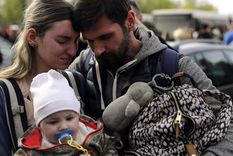 ucranianos familia niños Las familias de Ucrania sufren el horror de la guerra. Foto: Efe.