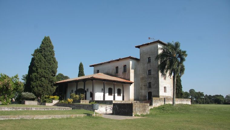La escala de pueblo y el paisaje ribereño le dan a Cayastá una identidad distinta dentro de la costa santafesina. La escala de pueblo y el paisaje ribereño le dan a Cayastá una identidad distinta dentro de la costa santafesina.