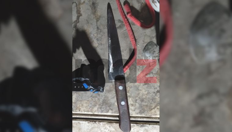 El cuchillo de cocina con sangre, la prueba que complica a la mujer detenida por el asesinato de su marido. El cuchillo de cocina con sangre, la prueba que complica a la mujer detenida por el asesinato de su marido.