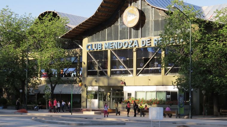 El club Mendoza de Regatas está ubicado en el corazón del Parque General San Martín
