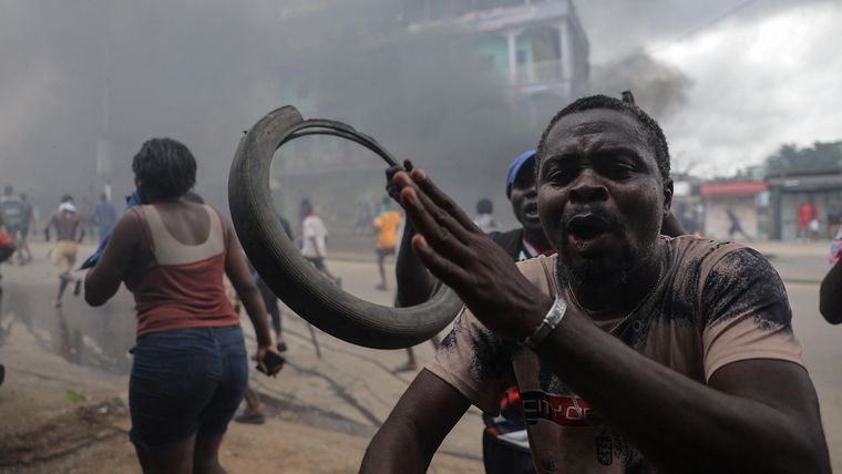 Un partidario del candidato de la oposición camerunesa Issa Tchiroma reacciona durante enfrentamientos con las fuerzas de seguridad.
